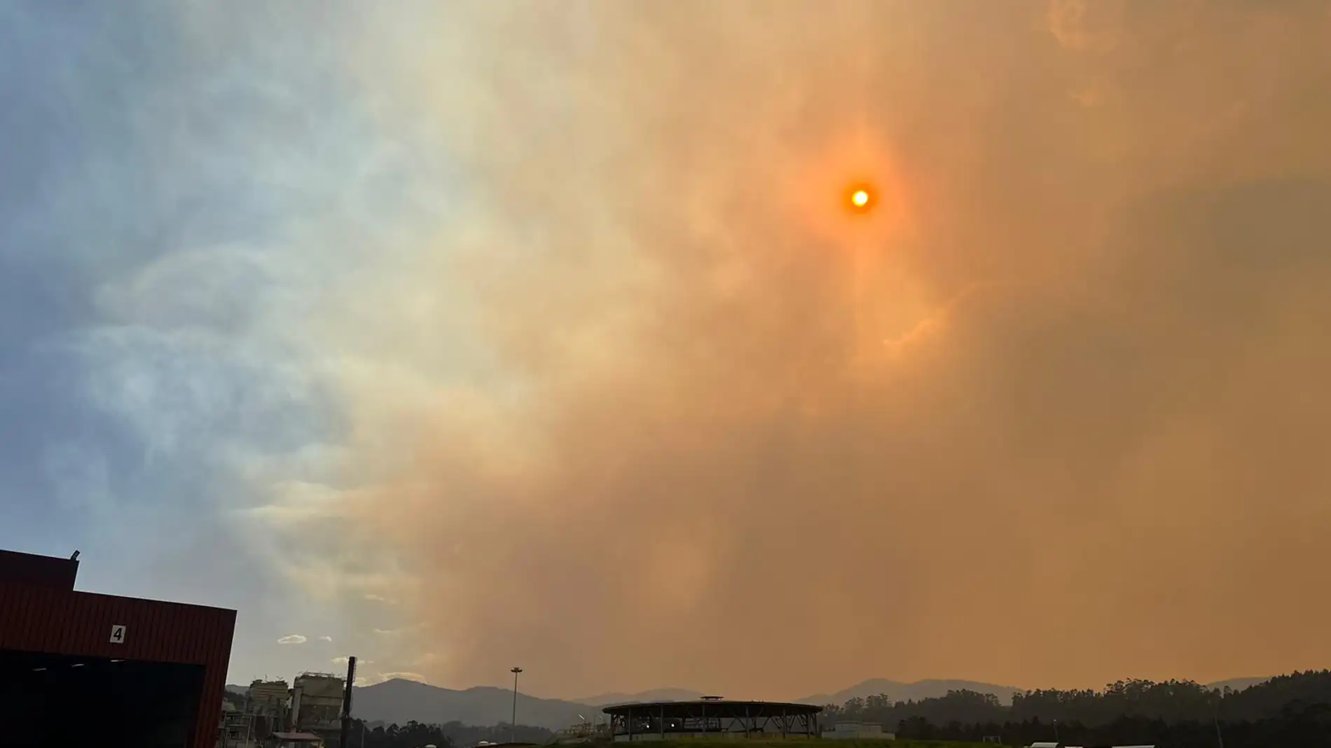 Humareda en Navia por los incendios forestales de Asturias