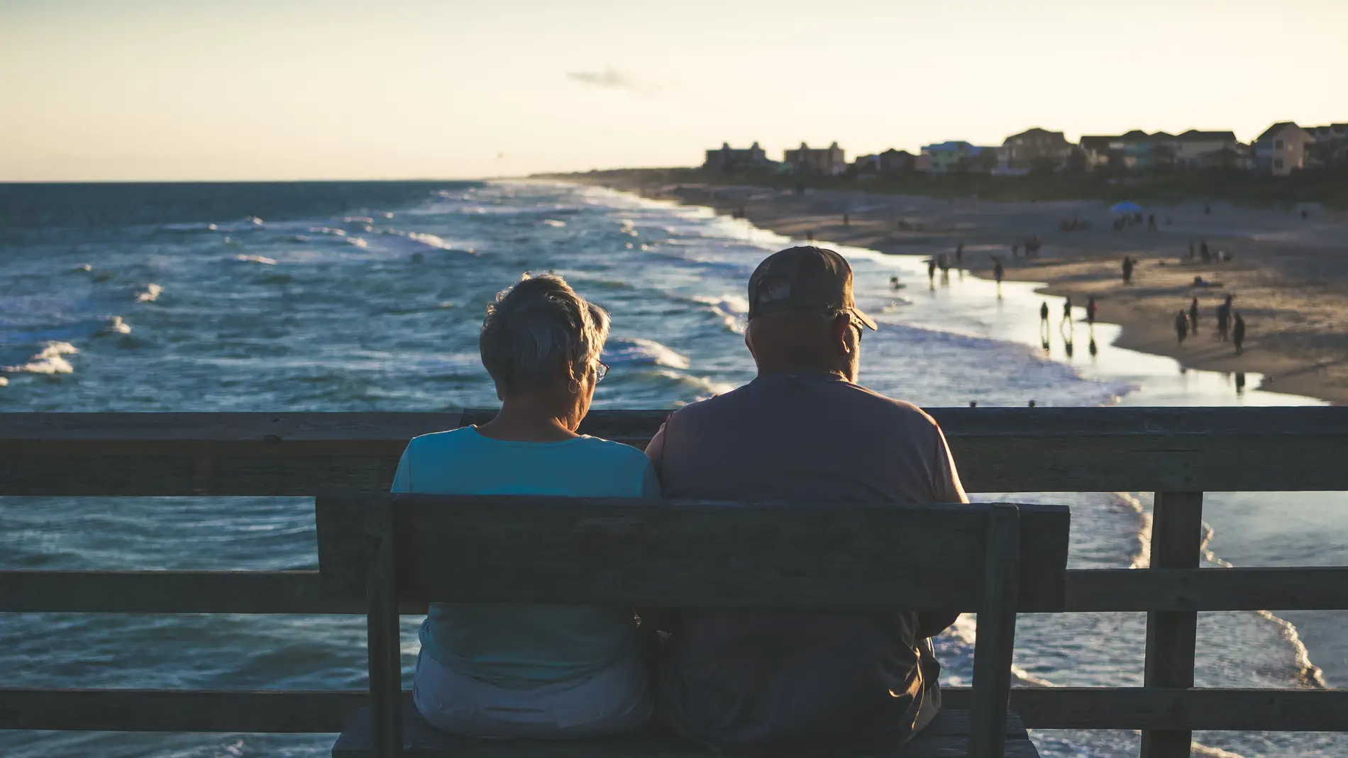 Dos pensionistas observan la playa en una imagen de archivo.