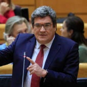 El ministro de Inclusión, Seguridad Social y Migraciones, José Luis Escrivá, interviene en la sesión de control al Gobierno en el Senado, en Madrid este martes. 