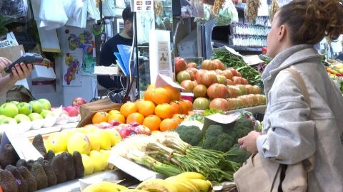 Archivo - Clientes y vendedores del mercado de Ruzafa en València.