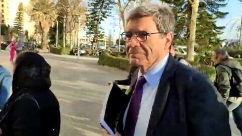 Aurelio Martínez abucheado a su llegad al juzgado