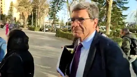 Aurelio Martínez abucheado a su llegad al juzgado Aurelio Martínez abucheado a su llegad al juzgado