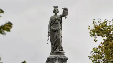 Estatua de los Fueros Pamplona