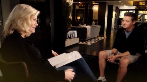 El actor Jeremy Renner, durante la entrevista exclusiva que ha concedido a la ABC tras su accidente del 1 de enero de 2023