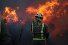 El viento obliga a no bajar la guardia en los incendios forestales El viento obliga a no bajar la guardia en los incendios forestales