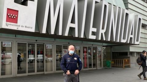 Vigilante de seguridad en las puertas del Hospital Universitario Gregorio Mara&ntilde;&oacute;n de Madrid