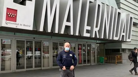Vigilante de seguridad en las puertas del Hospital Universitario Gregorio Marañón de Madrid Vigilante de seguridad en las puertas del Hospital Universitario Gregorio Marañón de Madrid