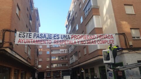 Pancarta que los vecinos han instalado en la entrada del Pasaje General Rey