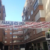 Pancarta que los vecinos han instalado en la entrada del Pasaje General Rey Pancarta que los vecinos han instalado en la entrada del Pasaje General Rey