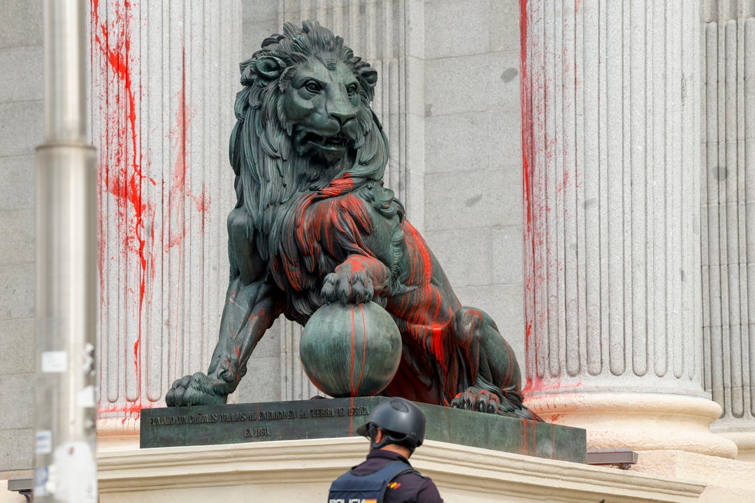 Un grupo de activistas lanza pintura roja contra los leones del Congreso de los Diputados Un grupo de activistas lanza pintura roja contra los leones del Congreso de los Diputados