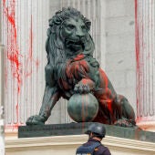 Uno de los leones del Congreso, cubierto con pintura roja después de una acción reivindicativa de Rebelión Científica este jueves en Madrid.
