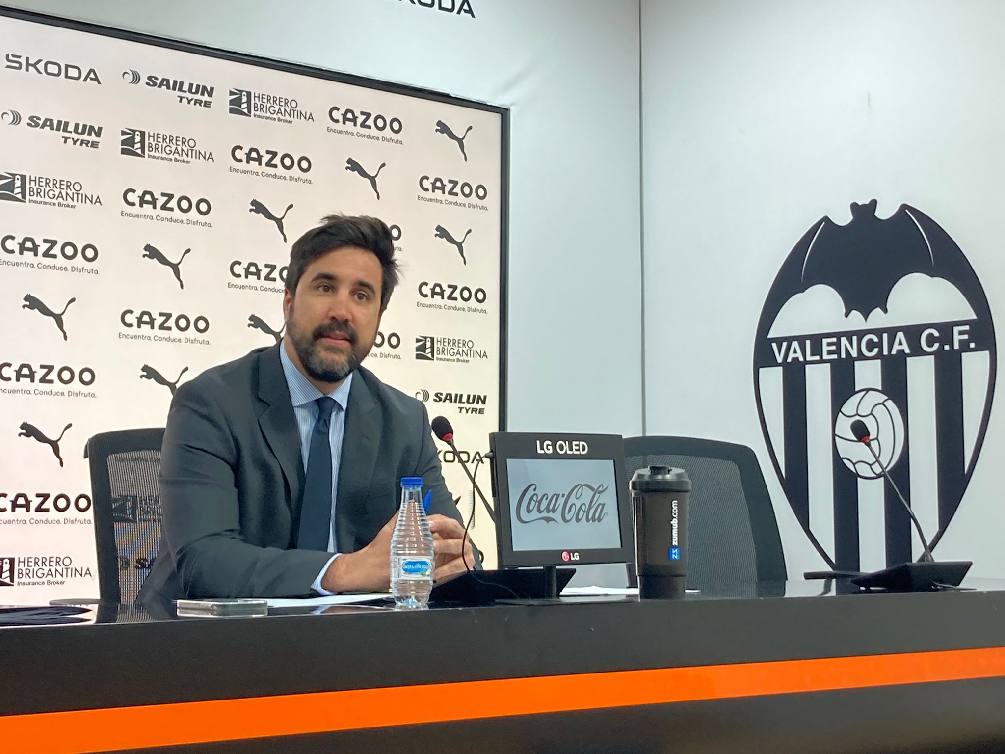Javier Solís: "Nos han robado a cámara lenta. El fútbol huele mal" Javier Solís: "Nos han robado a cámara lenta. El fútbol huele mal"