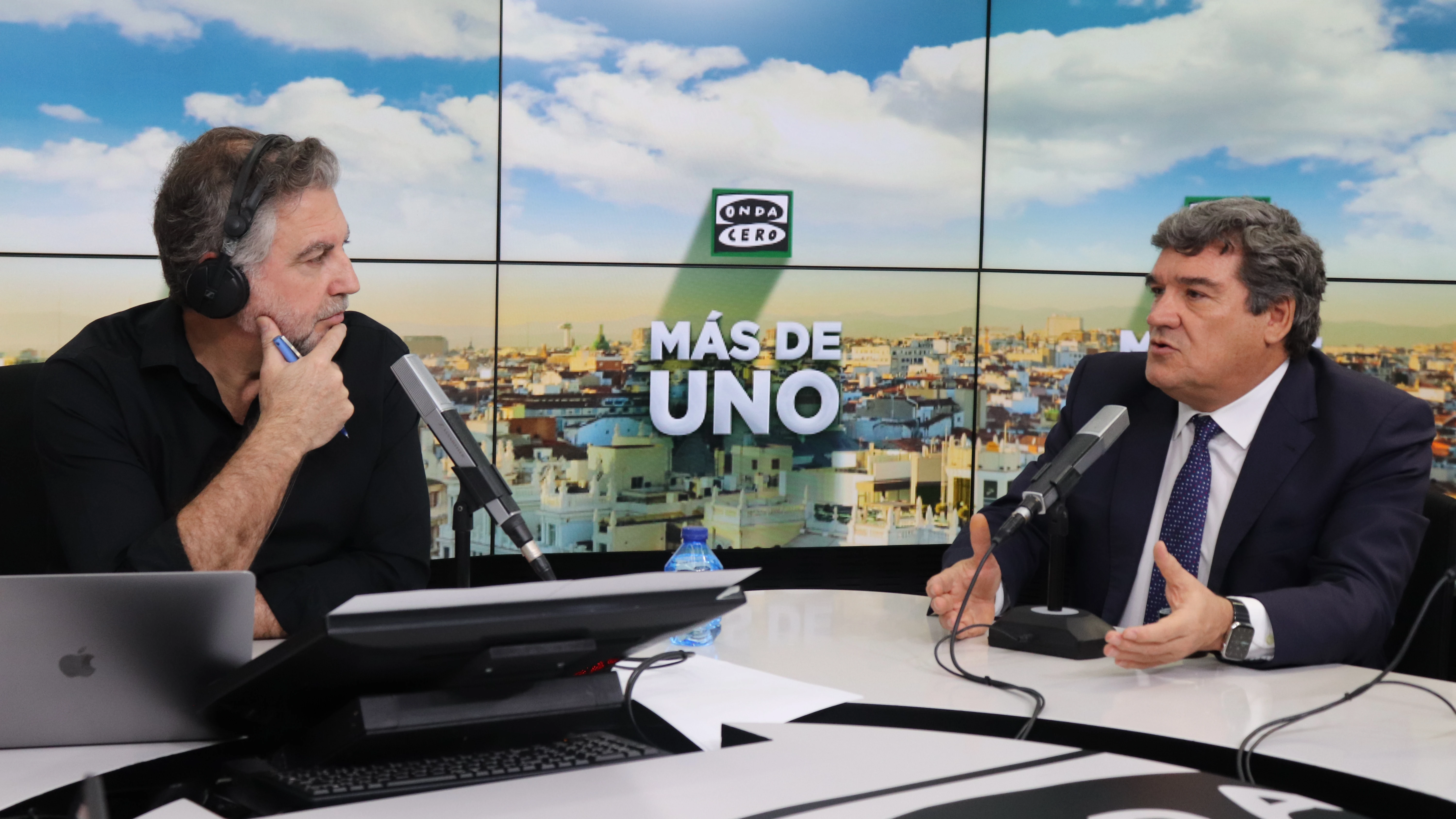 El ministro de Seguridad Social, Jos&eacute; Luis Escriv&aacute;, con Carlos Alsina en 'M&aacute;s de uno'