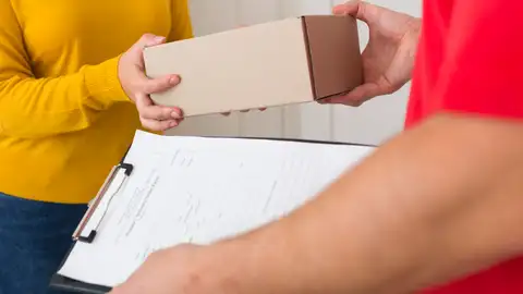 Repartidor entregando un paquete Repartidor entregando un paquete