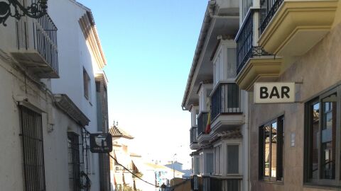 Exterior de un bar en la calle de un pueblo