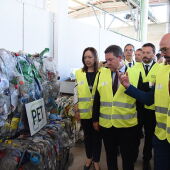 García-Page y Jiménez han visitado la planta de tratamiento de residuos de Comsermancha en Alcázar