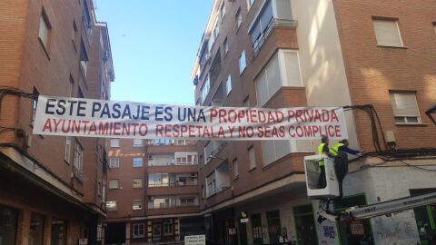 Los vecinos han comenzado a colocar pancartas de protesta contra el Ayuntamiento