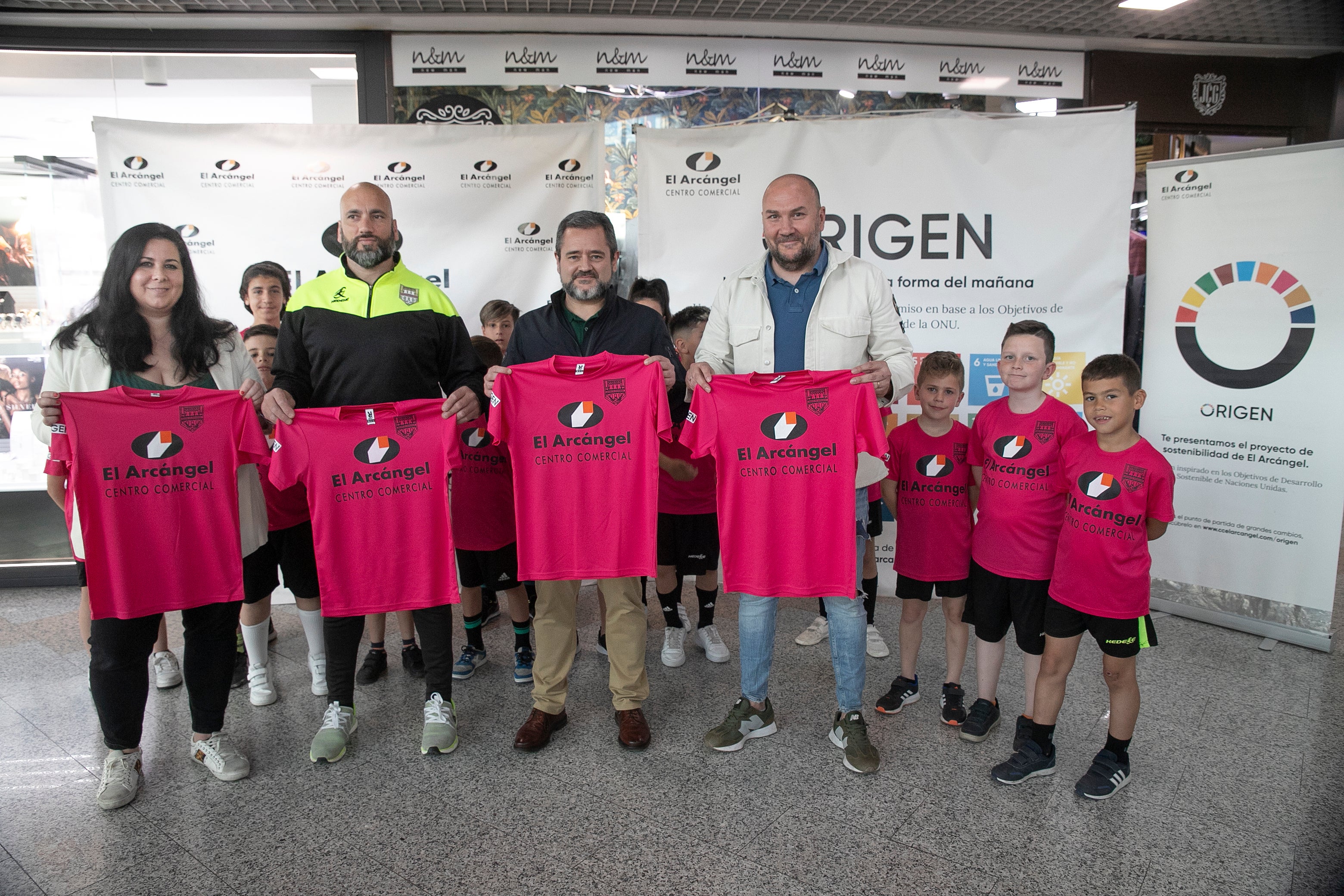 El Centro Comercial El Arcángel colabora con el Club Deportivo Azahara Guadalquivir El Centro Comercial El Arcángel colabora con el Club Deportivo Azahara Guadalquivir