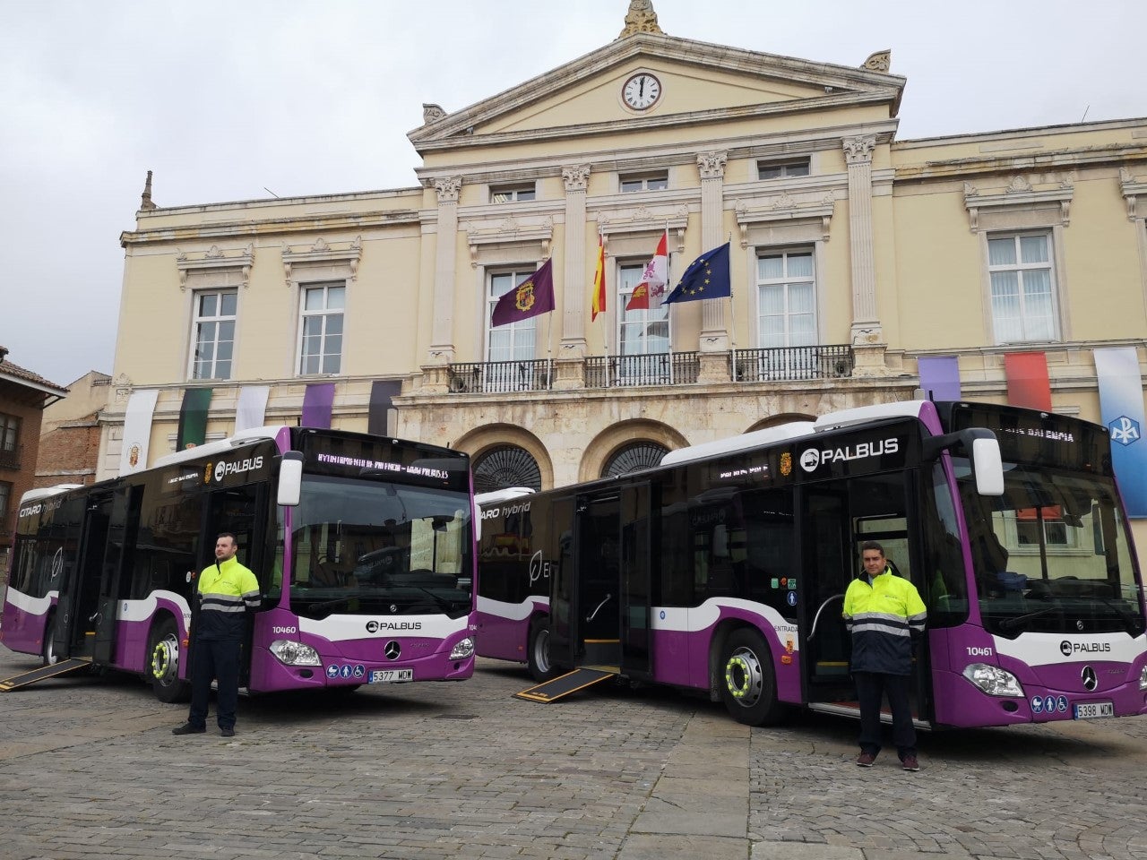 Dos nuevos autobuses híbridos de bajas emisiones para el transporte público de Palencia Dos nuevos autobuses híbridos de bajas emisiones para el transporte público de Palencia