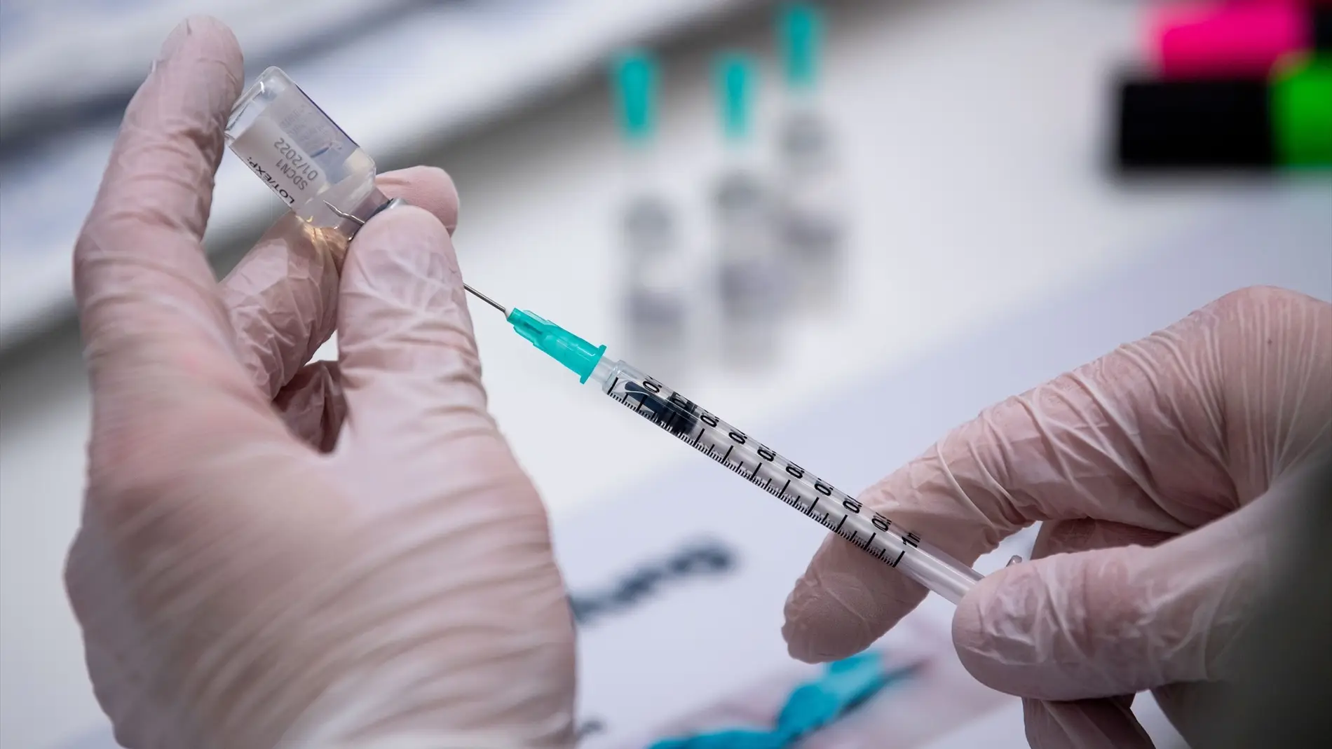 Un profesional sanitario prepara una dosis de la vacuna contra la COVID-19.