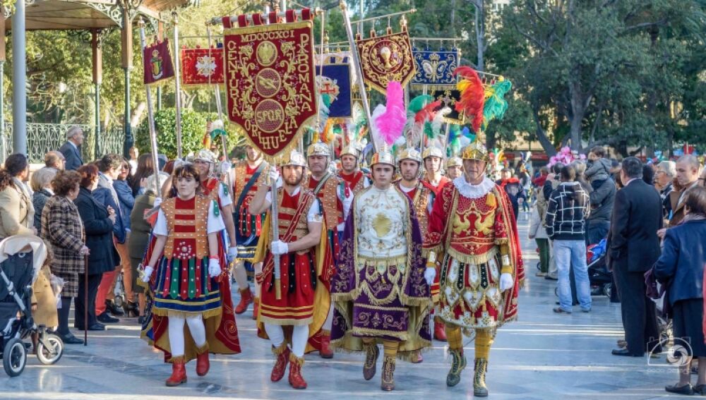 Los 'Armaos' de Orihuela en un desfile a su paso por la Glorieta 'Gabriel Miró'