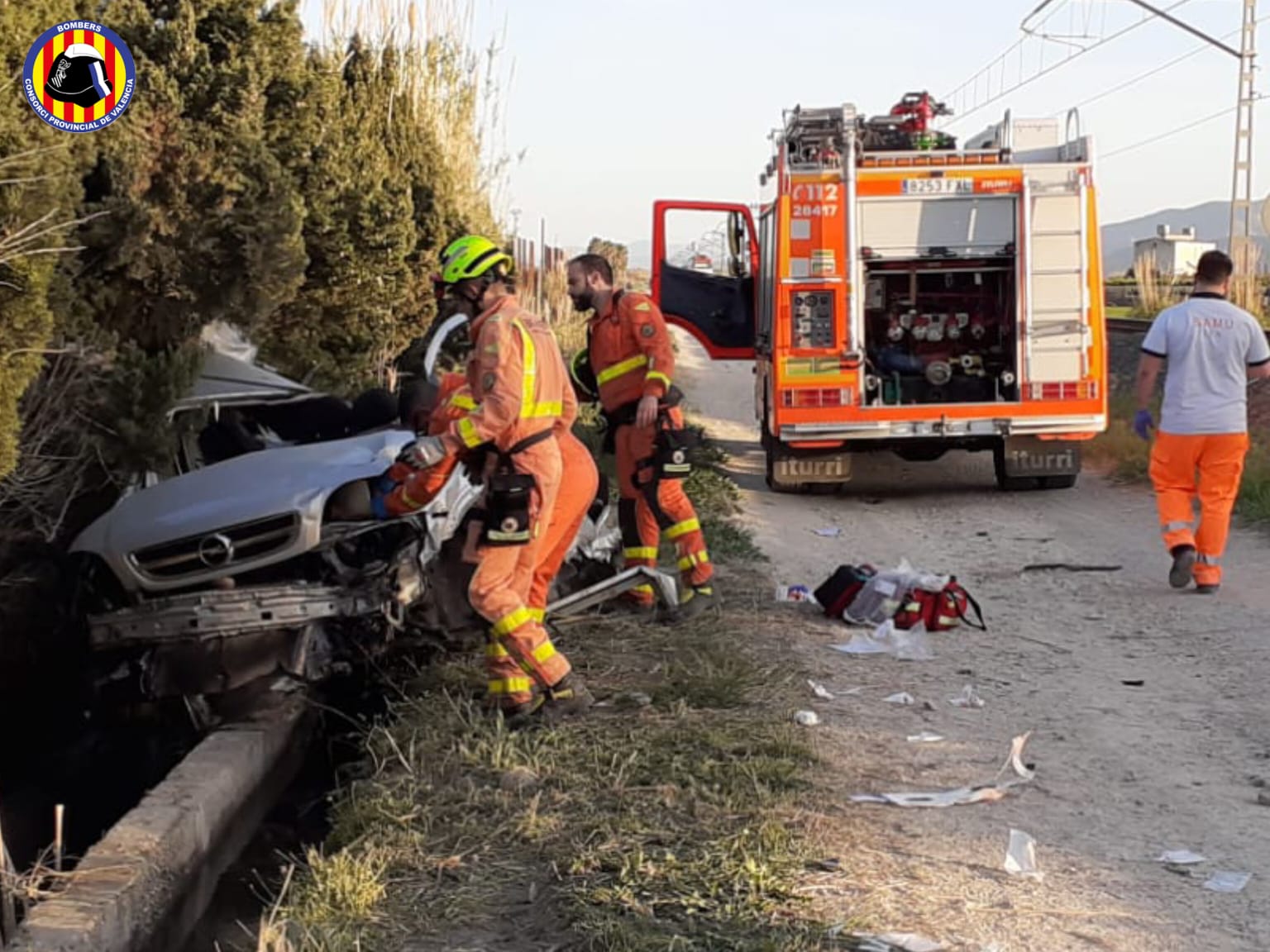 Dos jóvenes heridos al ser arrollados por un tren cuando cruzaban con su vehículo por un paso a nivel en Cullera Dos jóvenes heridos al ser arrollados por un tren cuando cruzaban con su vehículo por un paso a nivel en Cullera