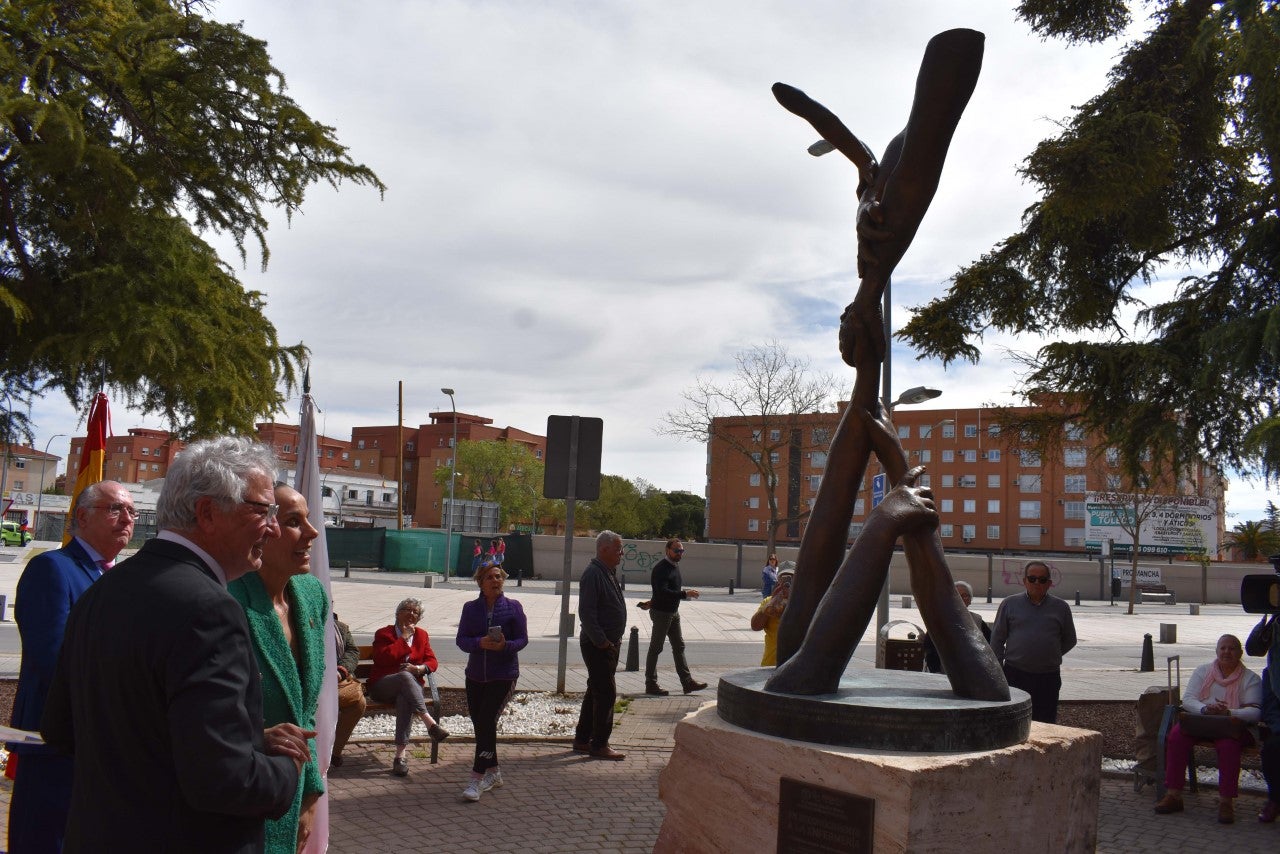 Ciudad Real reconoce a la enfermería con una plaza dedicada y la escultura “Manos que cuidan” Ciudad Real reconoce a la enfermería con una plaza dedicada y la escultura “Manos que cuidan”