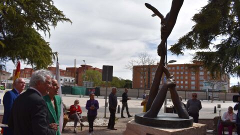 Escultura dedicada a la profesi&oacute;n de enfermer&iacute;a