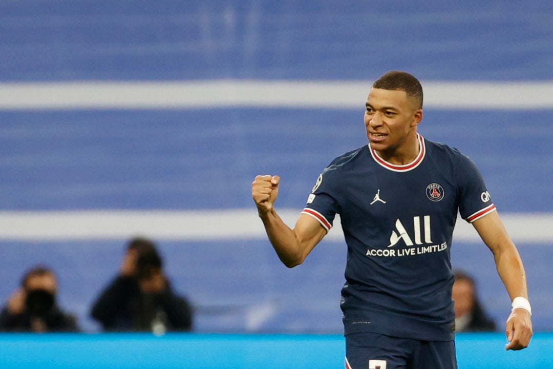 Mbappé encabeza la lista de los futbolistas mejor pagados con 6 millones al mes Mbappé encabeza la lista de los futbolistas mejor pagados con 6 millones al mes