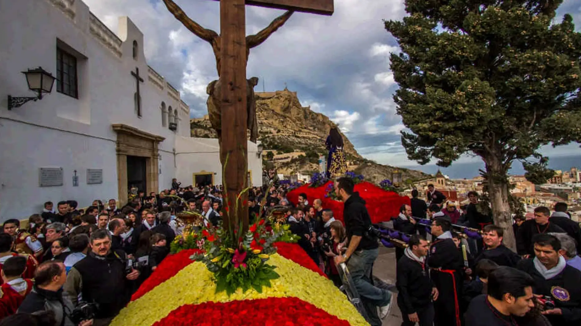 Alicante espera una Semana Santa "brillante y segura" con más de mil policias en las calles