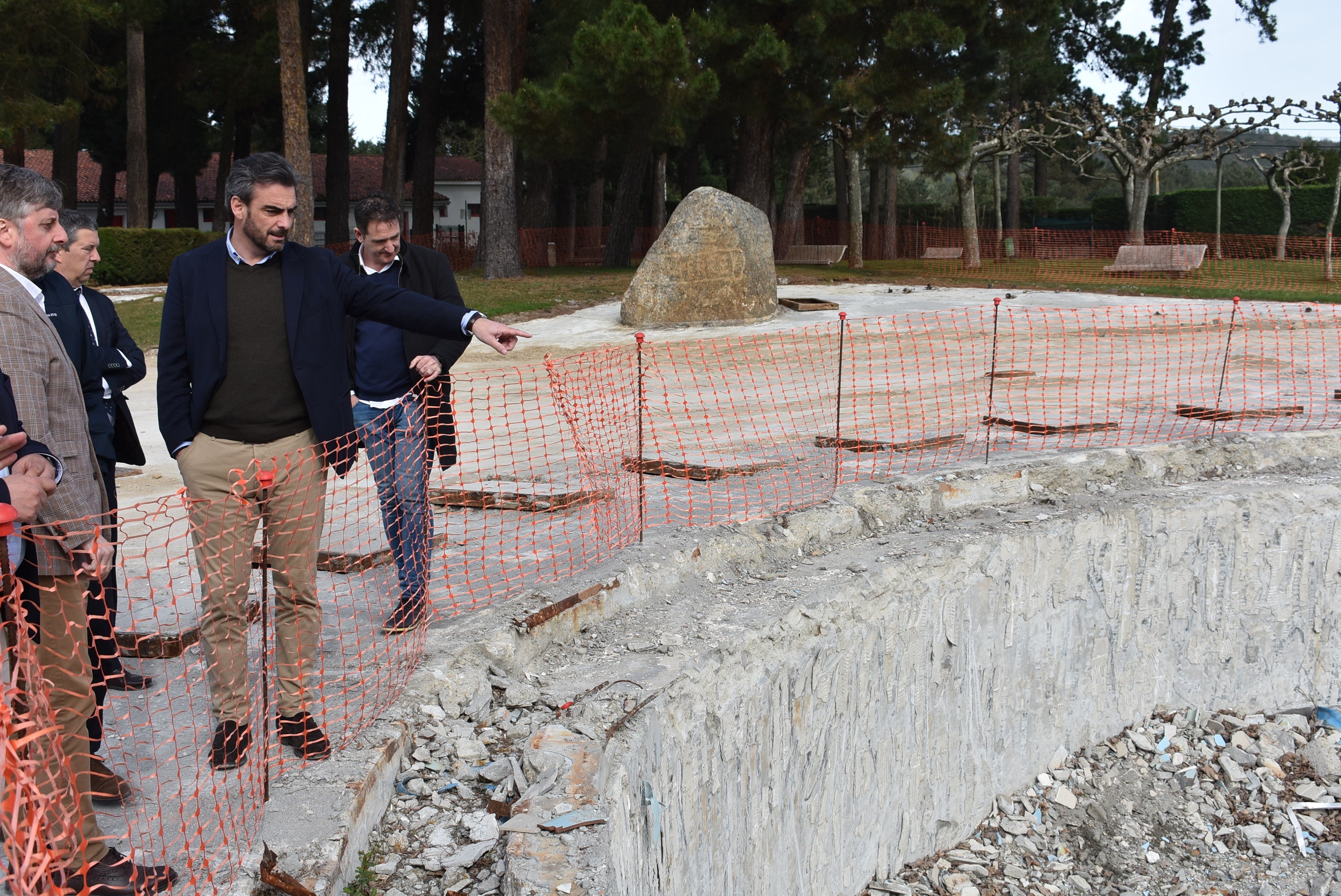 Avanzan as obras de piscinas e tobogáns do complexo deportivo de Monterrei Avanzan as obras de piscinas e tobogáns do complexo deportivo de Monterrei