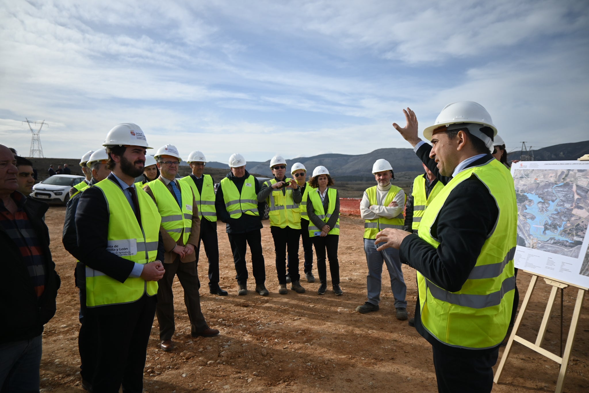 El vicepresidente de la Junta visita la obra de la presa sobre el Arroyo de las Cuevas en Castrejón de la Peña El vicepresidente de la Junta visita la obra de la presa sobre el Arroyo de las Cuevas en Castrejón de la Peña