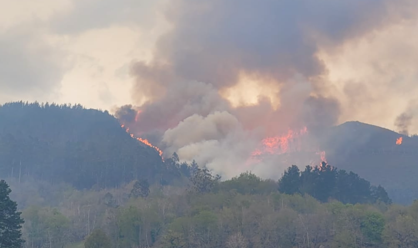 El fuego se ceba con la Sierra de Ques en Piloña El fuego se ceba con la Sierra de Ques en Piloña