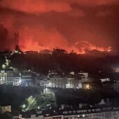 Luarca, asediada por el fuego de los montes cercanos