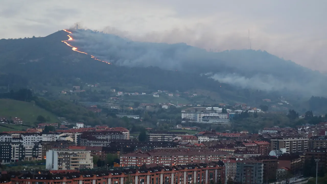 Asturias se quema: más de cien incendios activos, la mayoría de ellos intencionados