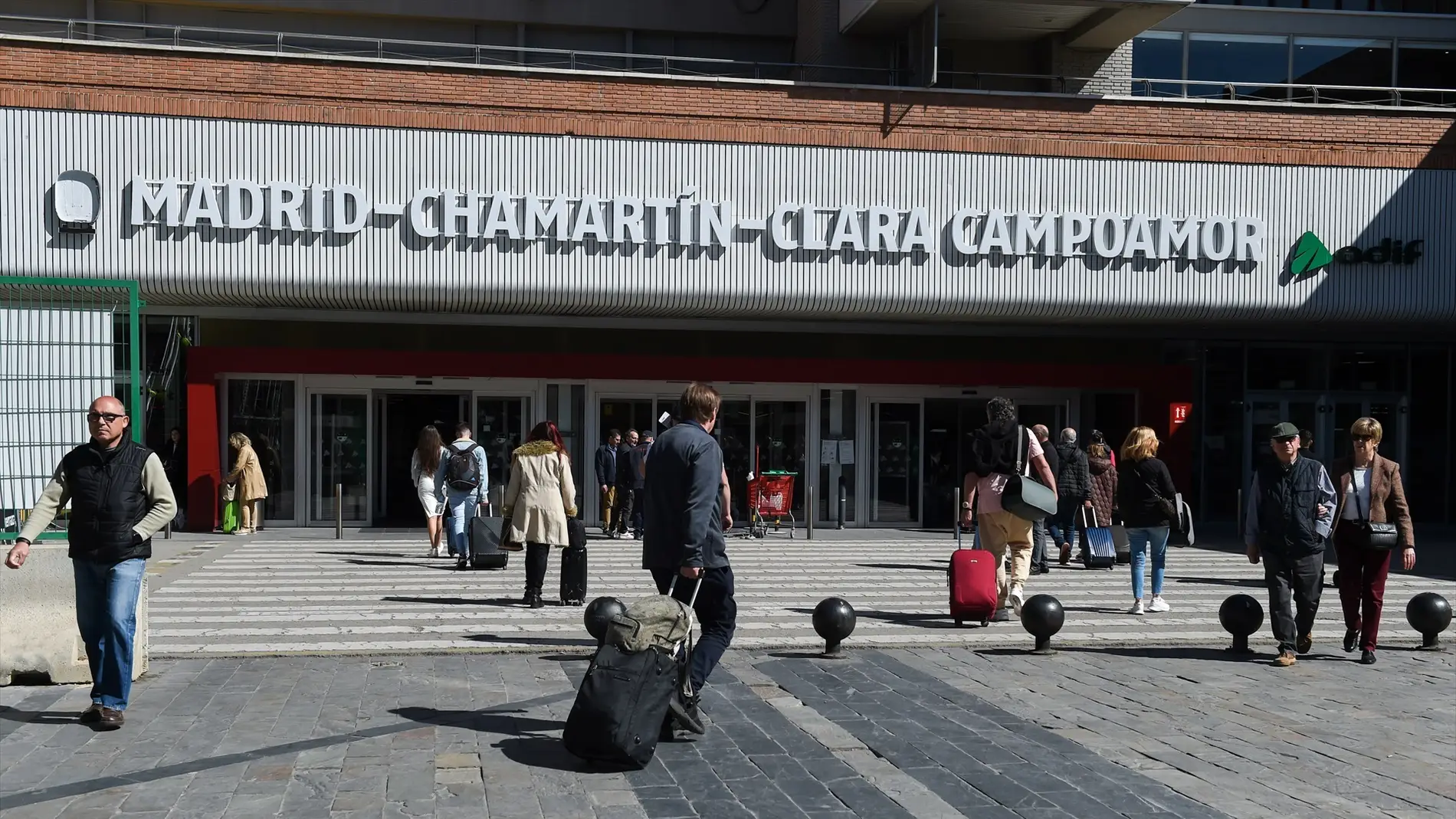 Imagen de la puerta de la estación de Madrid-Chamartín-Clara Campoamor.