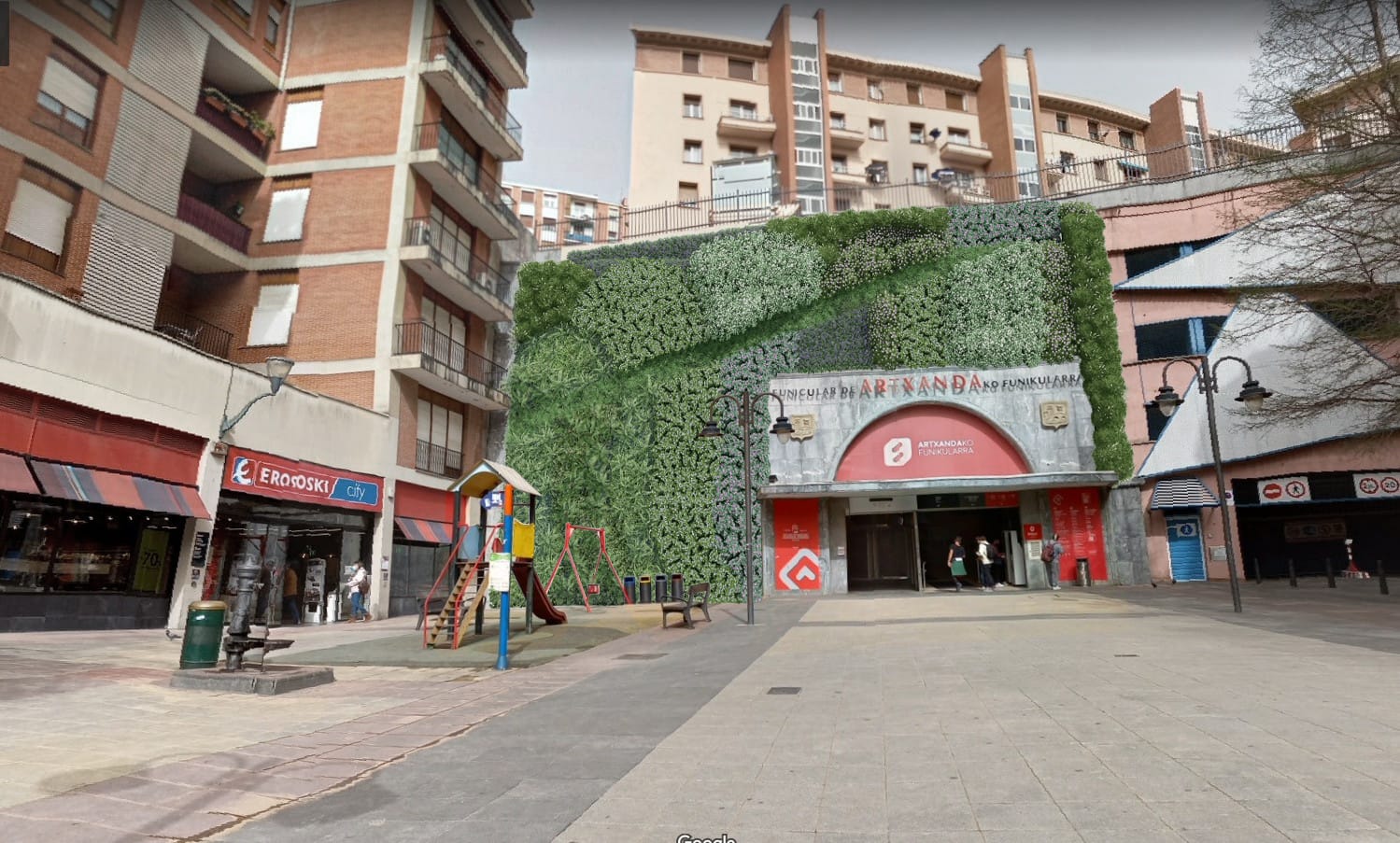 Se instalan 220 placas solares y un jardín vertical en el funicular de Artxanda Se instalan 220 placas solares y un jardín vertical en el funicular de Artxanda