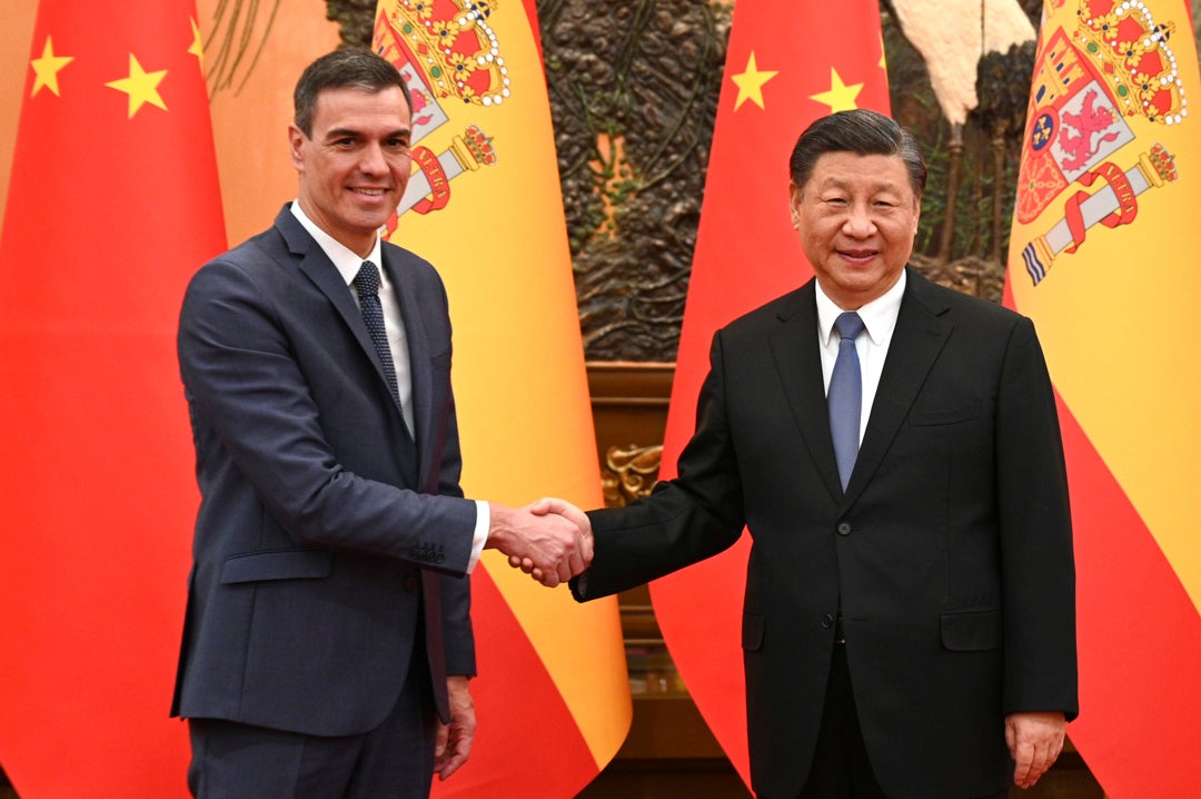 El presidente del Gobierno, Pedro Sánchez, saluda al presidente chino, Xi Jinping, durante su encuentro este viernes en el Gran Palacio del Pueblo. El presidente del Gobierno, Pedro Sánchez, saluda al presidente chino, Xi Jinping, durante su encuentro este viernes en el Gran Palacio del Pueblo.