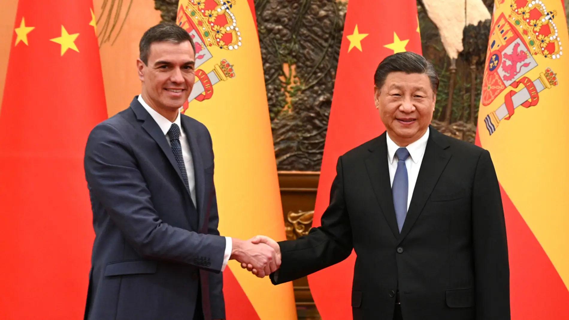 El presidente del Gobierno, Pedro Sánchez, saluda al presidente chino, Xi Jinping, durante su encuentro este viernes en el Gran Palacio del Pueblo.