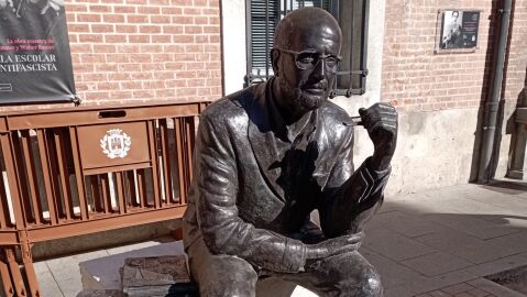 Inaugurada frente al Colegio del Rey, actual sede del Instituto Cervantes, la estatua en homenaje al exalcalde alcala&iacute;no Arsenio Lope Huerta