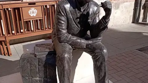 Estatua en bronce del exalcalde complutense Arsenio Lope Huerta Inaugurada frente al Colegio del Rey, actual sede del Instituto Cervantes, la estatua en homenaje al exalcalde alcalaíno Arsenio Lope Huerta
