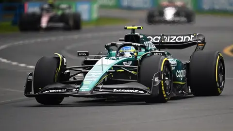 Alonso domina bajo la lluvia en Melbourne Alonso domina bajo la lluvia en Melbourne
