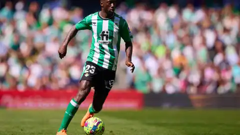 Sabaly controla el balón en un partido en el Benito Villamarín. Sabaly controla el balón en un partido en el Benito Villamarín.