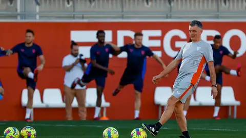 El nuevo entrenador del Sevilla FC, José Luis Mendilibar, dirigiendo el entrenamiento en la ciudad deportiva del club hispalense. Mendilibar, de 62 años, es el tercer técnico del Sevilla de la presente campaña tras Sampaoli y el también destituido Julen Lopetegui, y llega con la misión de enderezar el rumbo del equipo, actualmente en decimocuarta posición con 28 puntos, a dos de los puestos de descenso que marca el Valencia. El nuevo entrenador del Sevilla FC, José Luis Mendilibar, dirigiendo el entrenamiento en la ciudad deportiva del club hispalense. Mendilibar, de 62 años, es el tercer técnico del Sevilla de la presente campaña tras Sampaoli y el también destituido Julen Lopetegui, y llega con la misión de enderezar el rumbo del equipo, actualmente en decimocuarta posición con 28 puntos, a dos de los puestos de descenso que marca el Valencia.