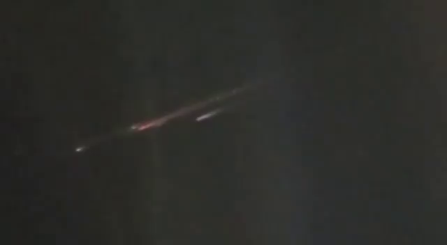 Varios fragmentos de un objeto caen desde la atmósfera e iluminan el cielo durante la madrugada Varios fragmentos de un objeto caen desde la atmósfera e iluminan el cielo durante la madrugada