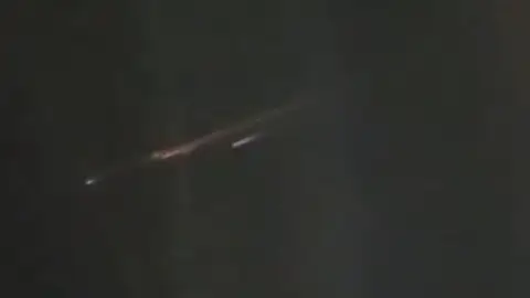 Varios fragmentos de un objeto caen desde la atmósfera e iluminan el cielo durante la madrugada Varios fragmentos de un objeto caen desde la atmósfera e iluminan el cielo durante la madrugada