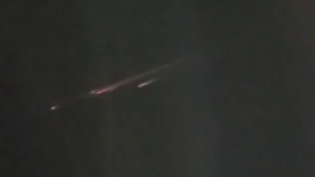 Varios fragmentos de un objeto caen desde la atm&oacute;sfera e iluminan el cielo durante la madrugada