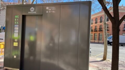 El yacimiento de Complutum, la calle Atienza, la Plaza de la Juventud, el parque Demetrio Ducas y el parque O&rsquo;Donnell disponen ya de cinco aseos p&uacute;blicos inteligentes para el uso de vecinos y visitantes
