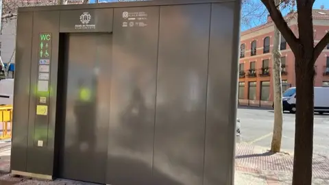 cinco aseos públicos inteligentes han sido instalados en diferentes ubicaciones de Alcalá de Henares El yacimiento de Complutum, la calle Atienza, la Plaza de la Juventud, el parque Demetrio Ducas y el parque O’Donnell disponen ya de cinco aseos públicos inteligentes para el uso de vecinos y visitantes