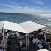 Los chiringuitos y restaurantes de playa ya llenan todas sus mesas Los chiringuitos y restaurantes de playa ya llenan todas sus mesas